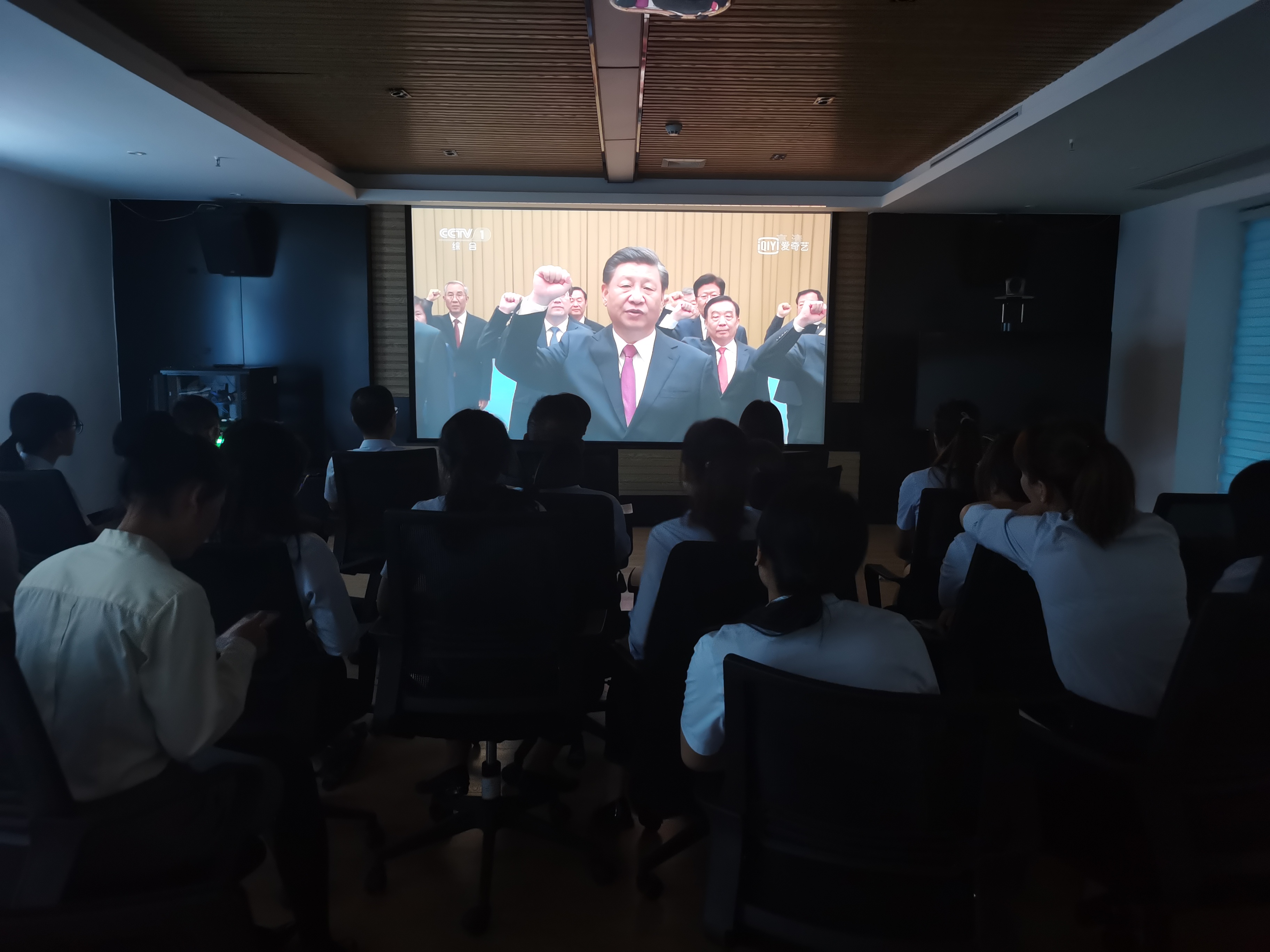 平乐弘润公司组织观看庆祝建党一百周年文艺汇演1.jpg
